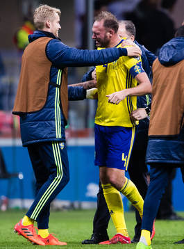 Sveriges Filip Helander och Andreas Granqvist jublar