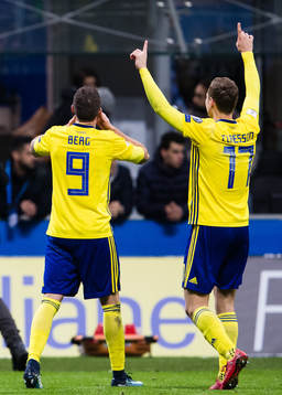 Sveriges Marcus Berg  och Viktor Claesson jublar