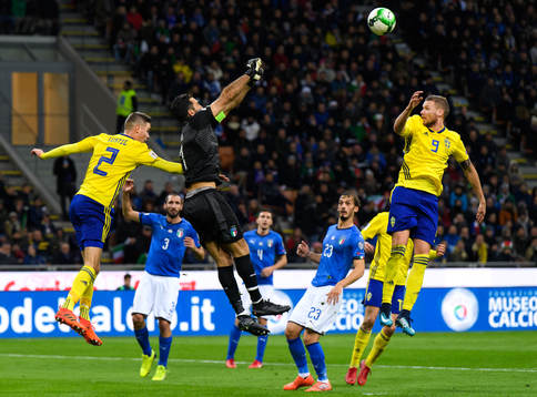 Sveriges Mikael Lustig och Marcus Berg oroar framför