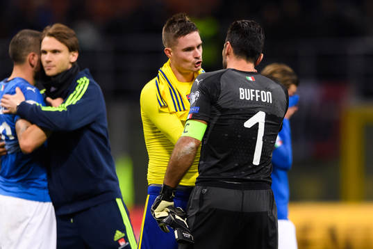 Sveriges Mikael Lustig pratar med Italiens målvakt