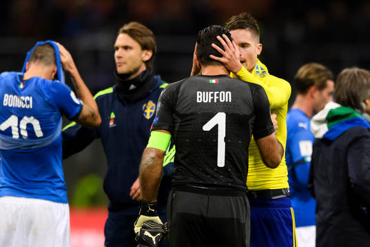 Sveriges Mikael Lustig pratar med Italiens målvakt