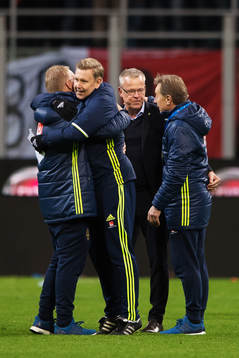 Sveriges scout Lasse Jakobsson, assisterande förbundskapten Peter Wettergren, förbundskapten Janne Andersson och scout Tom Prahl jublar