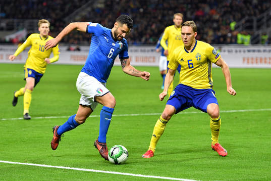 Italiens Antonio Candreva och Sveriges Ludwig Augustinsson