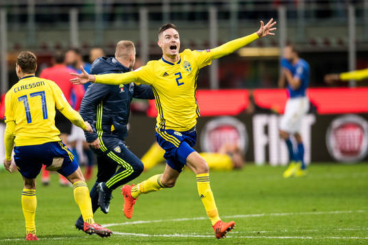 Sveriges Mikael Lustig jublar