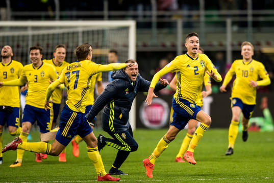 Sveriges John Guidetti och Mikael Lustig jublar