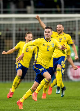 Sveriges Mikael Lustig jublar