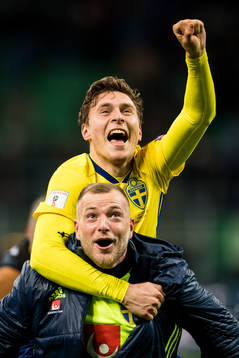 Sveriges Victor Nilsson Lindelöf och John Guidetti jublar