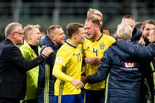 Sveriges Andreas Granqvist (m) jublar med laget