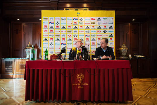 Förbundskapten Janne Andersson och presschef Niklas Bodell