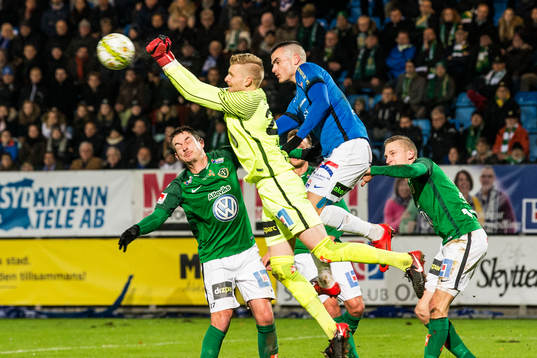 Jönköpings målvakt Anton Cajtoft och Daryl Smylie mot