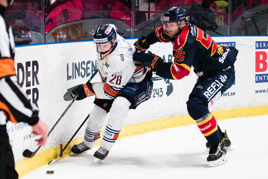 Växjös Nils Carnbäck i kamp om pucken med Djurgårdens