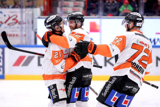 Karlskronas Mattias Guter jublar med lagkamrater