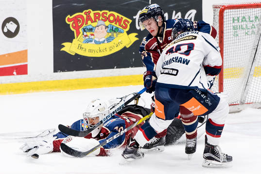 Halmstads målvakt Adam Orre räddar pucken framför