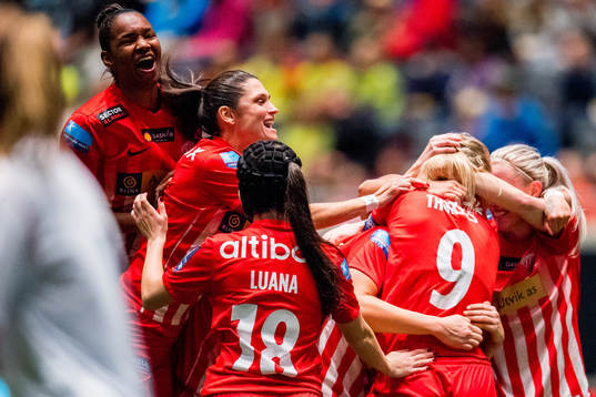 Elise Hove Thorsnes of Avaldsnes celebrates with teammates Daiane Limeira Santos Silva, Andreia Rosa de Andrade, Luana Bertolucci Paixao and Cecilie Pedersen after scoring 1-0