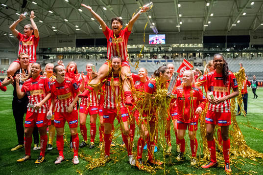 Francielle Manoel Alberto, Luana Bertolucci Paixao, Meryll Krysteen Rosales Serano Abrahamsen, Emily Gielnik, Andreia Rosa de Andrade, Synne Vatnem and Daiane Limeira Santos Silva of Avaldsnes celebrate after the cup final match between Avaldsnes and Vålerenga on November 18, 2017 in Oslo.
