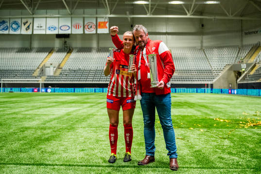 Nathalie Jøsang Utvik and Arne Utvik of Avaldsnes with the trophy