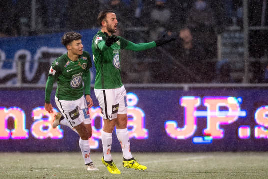 Jönköpings Robert Gojani och Alexander Jallow jublar efter 1-0 av Gojani