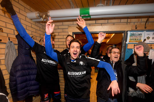 Trelleborgs spelare jublar i omklädningsrummet