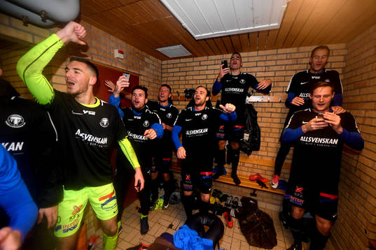 Trelleborgs spelare jublar i omklädningsrummet