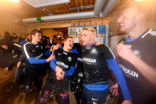 Trelleborgs Erik Andersson jublar i omklädningsrummet