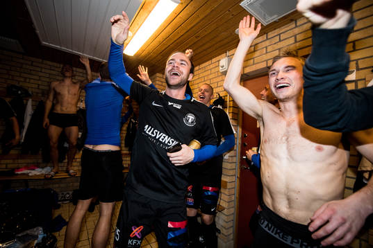 Trelleborgs Robin Jacobsson och Albin Nilsson jublar i omklädningsrummet