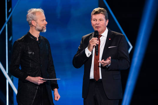 Konferencier Fredrik Berling och Svenska spels VD Lennart