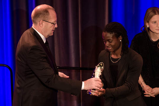 Mats Magnusson delar ut pris till årets skyttedrottning i