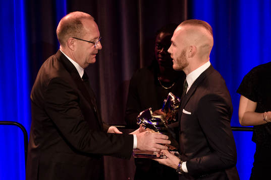 Mats Magnusson delar ut pris till årets skyttekung i