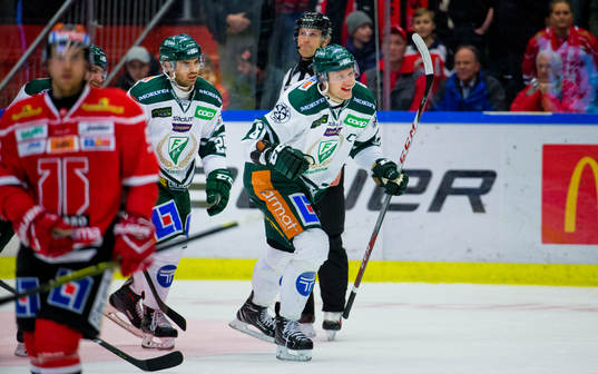 Färjestads Johan Ryno gör 1-4 och jublar med Martin