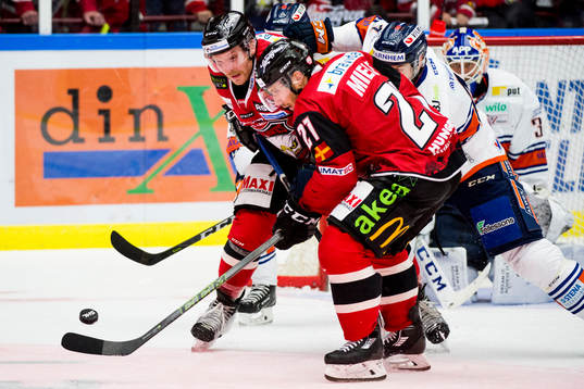 Malmö Redhawks Frederik Storm och Andy Miele i kamp om