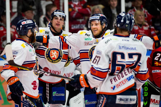 Växjös Liam Reddox jublar med Erik Josefsson Linus