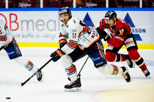 Växjös Eric Martinsson jagas av Malmö Redhawks Robin