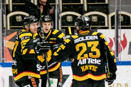 Skellefteås Pär Lindholm jublar med lagkamrater