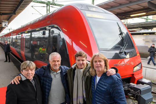 Glenn Holm, Glenn Hysén, Glenn Schiller och Glenn Strömberg framför tåget som uppkallats