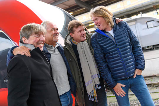 Glenn Holm, Glenn Hysén, Glenn Schiller och Glenn Strömberg framför tåget som uppkallats