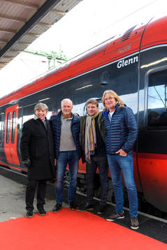 Glenn Holm, Glenn Hysén, Glenn Schiller och Glenn Strömberg framför tåget som uppkallats