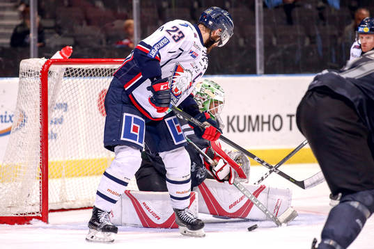 Linköpings Niklas Persson och Frölundas målvakt Johan