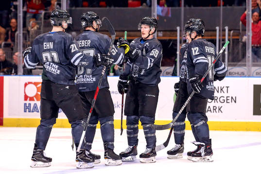 Frölundas Simon Hjalmarsson jublar