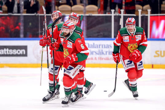 Moras Steven Seigo jublar med lagkamrater