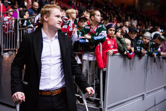 Frölundas Carl Grundström på kryckor