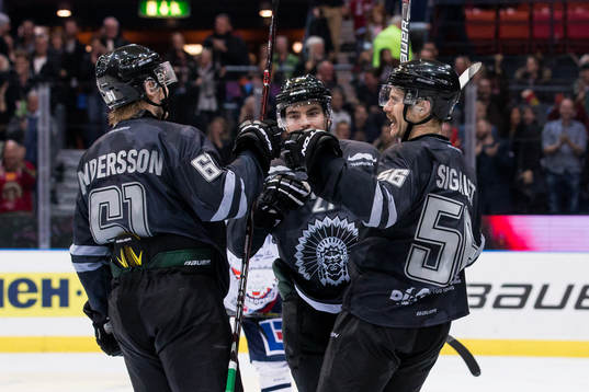 Frölundas Jonathan Sigalet jublar ihop med Victor Olofsson