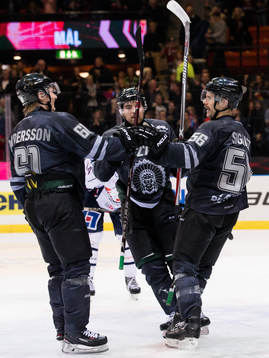 Frölundas Jonathan Sigalet jublar ihop med Victor Olofsson