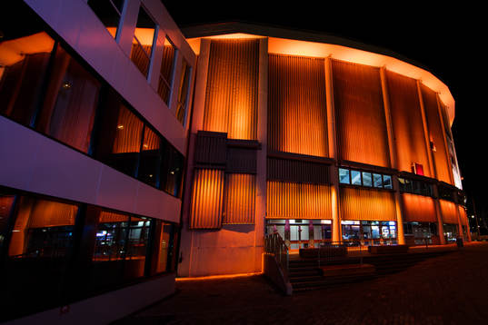 Scandinavium lyser orange
