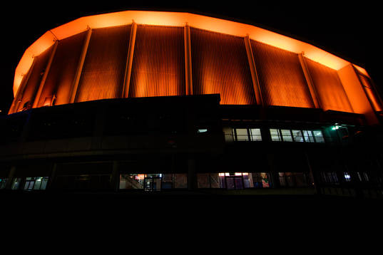 Scandinavium lyser orange