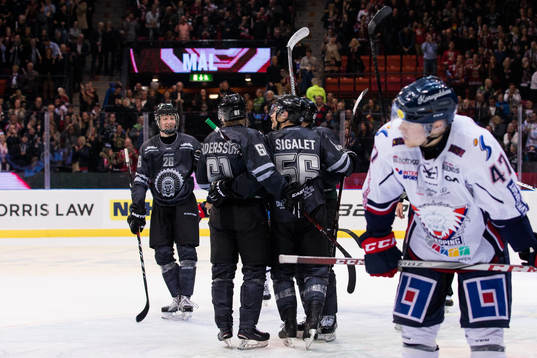 Frölundas Jonathan Sigalet jublar ihop med Victor Olofsso,
