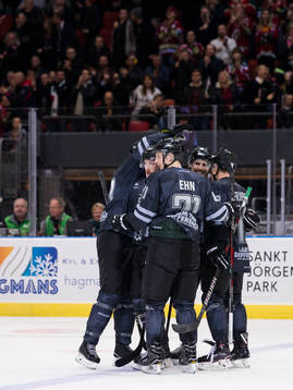 Frölundas Simon Hjalmarsson jublar med lagkamrater