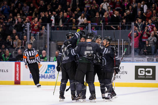 Frölundas Simon Hjalmarsson jublar med lagkamrater