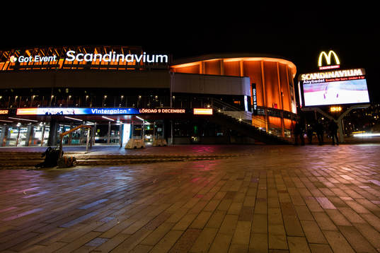 Scandinavium lyser orange