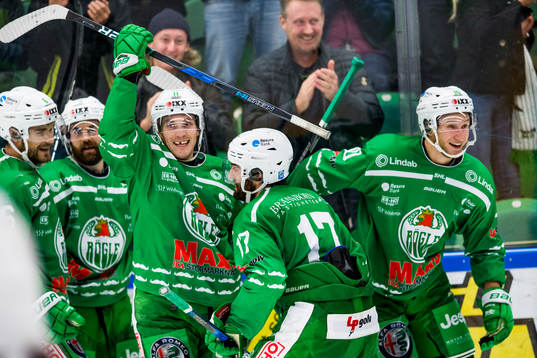 Rögles Bryan Lerg jublar med Alexander Younan och Taylor