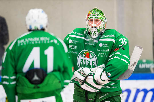 Rögles målvakt Emil Kruse jublar med Daniel Widing